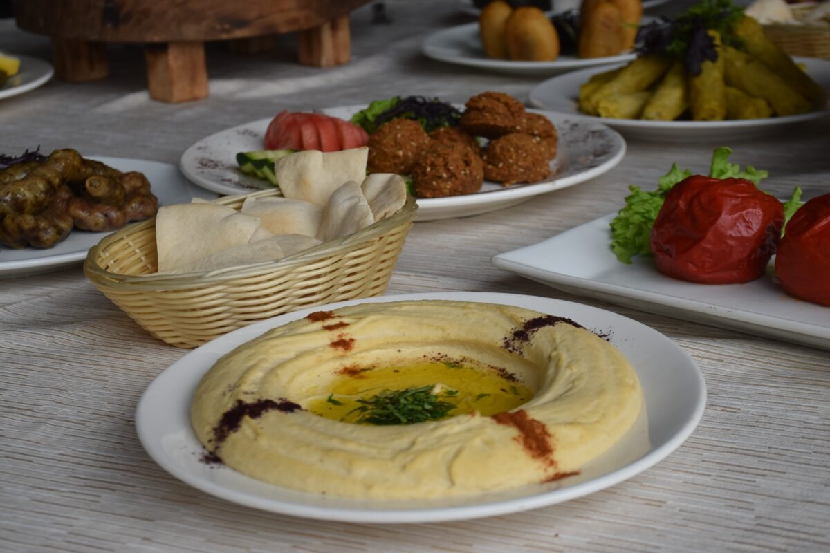 «De la tierra al plato»: la apropiación cultural de la comida palestina por parte de Israel