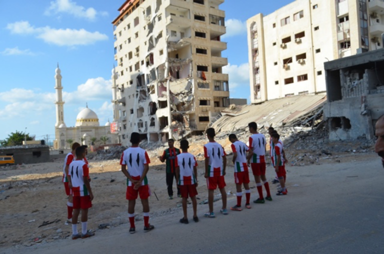 Increíble hazaña: Cómo se gestó que la academia de fútbol en Gaza recibiera sus primeras camisetas de Palestino
